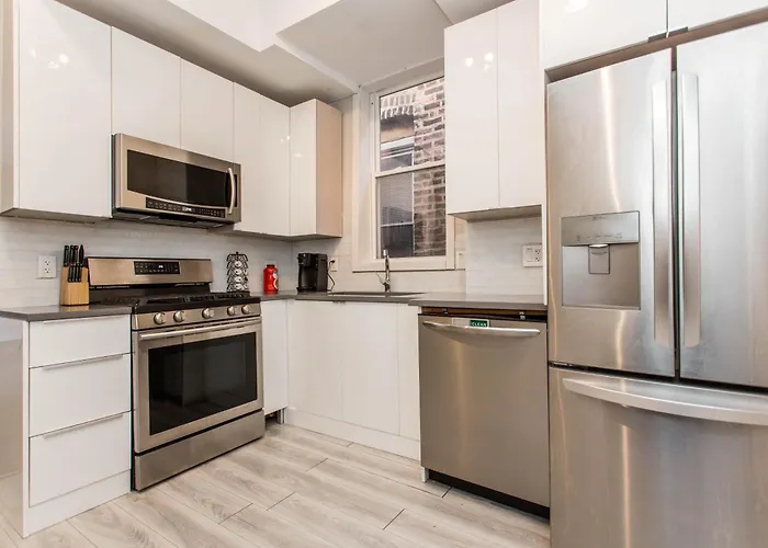 Double Play Wrigley - Prime Location Across From Wrigley Field & Transit - 2Br Apts