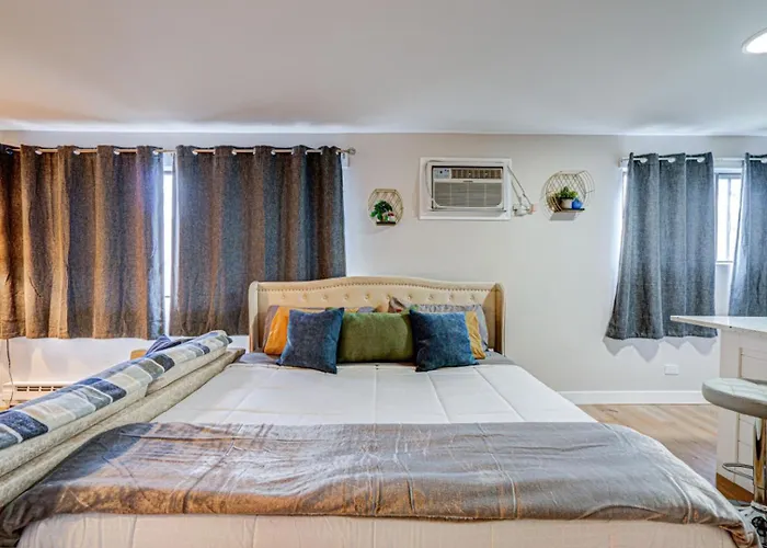 Luxury King Bed • Remodeled Safe Chicago Condo