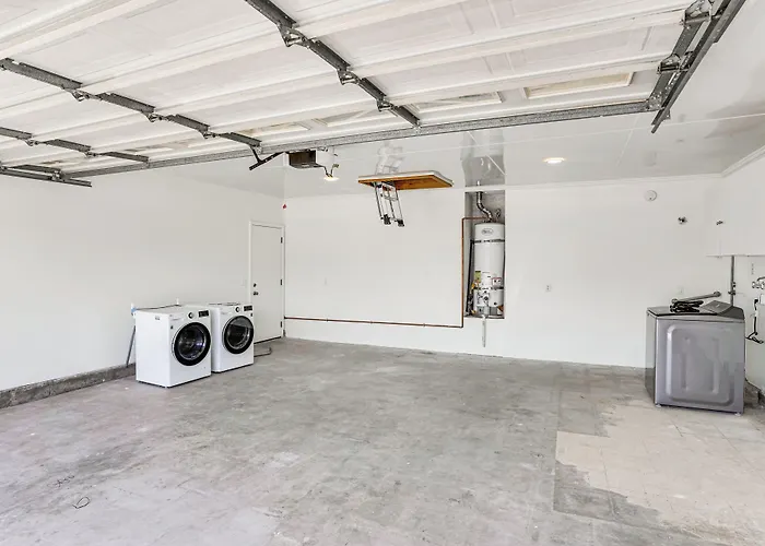 Huntington Beach Home: Fire Pit, Grill + More!