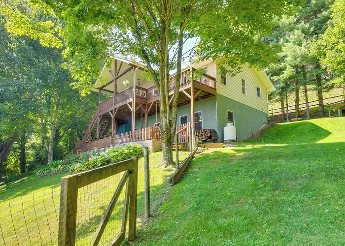 Pet-Friendly Waynesville Retreat W/ Hot Tub!