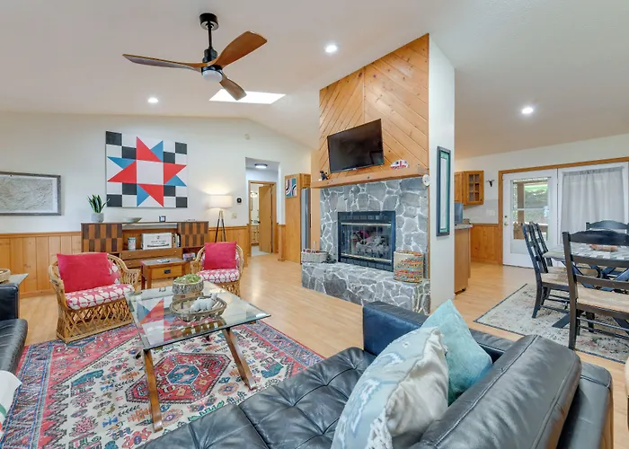 Pet-Friendly Waynesville Retreat W/ Hot Tub!