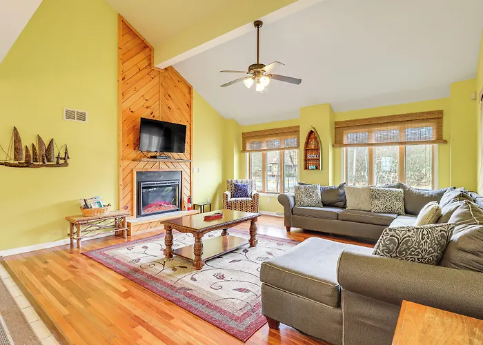 Pocono Retreat: Access To Community Lake & Beach!