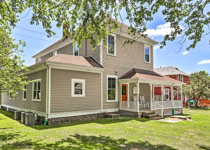 'The Ruebling House': Bright, Modern, & Renovated!