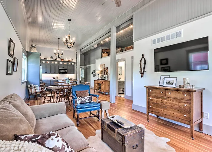 'The Ruebling House': Bright, Modern, & Renovated!
