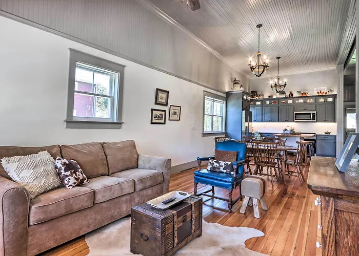 'The Ruebling House': Bright, Modern, & Renovated!