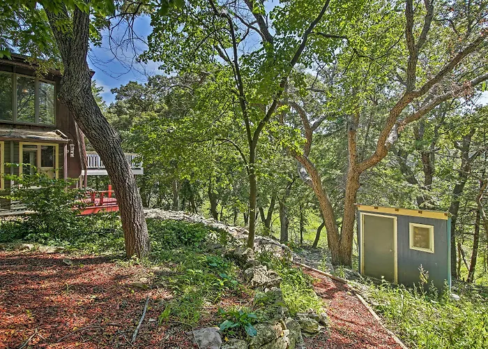 Walk To Tuttle Creek Lake: Secluded Scenic Retreat