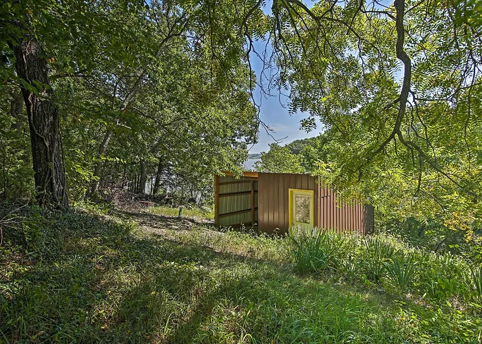 Walk To Tuttle Creek Lake: Secluded Scenic Retreat