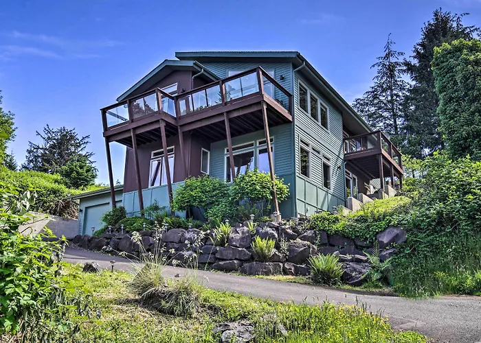 Luxe Coastal Haven W/ Bay Views & Hot Tub