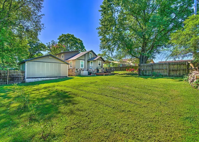 Historic Branson Cottage: 7 Mi To Table Rock Lake!
