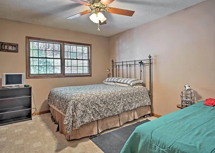 Emerald Gate Farm Cabin W/ On-Site Fishing Pond!