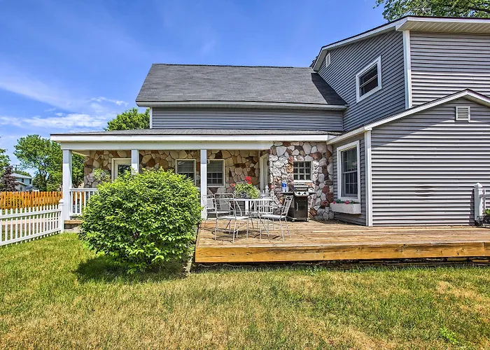 Elegant Stone Cottage: Steps To Crystal Lake Beach