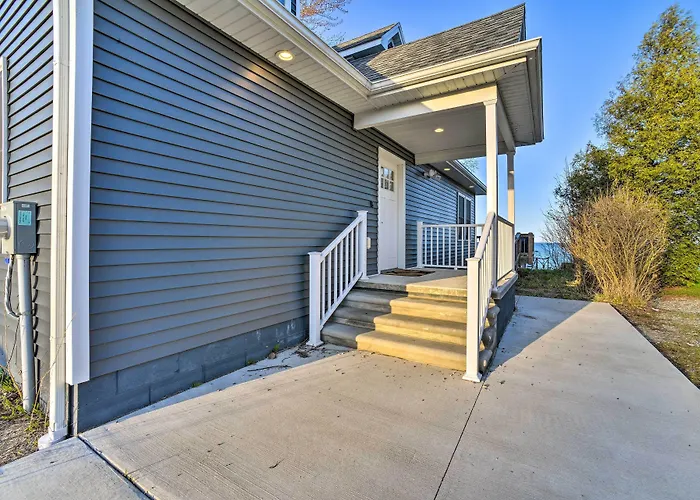 Lakefront Lexington Escape: Steps To Beach!