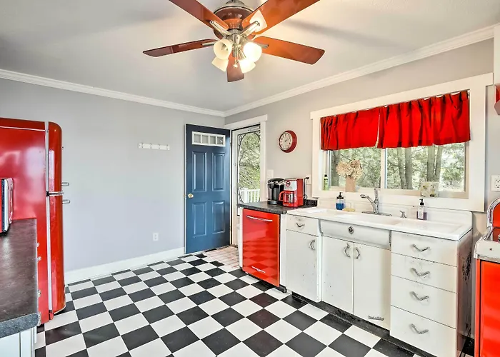 Waterfront Cottage On Sawmill Bay W/ Deck!