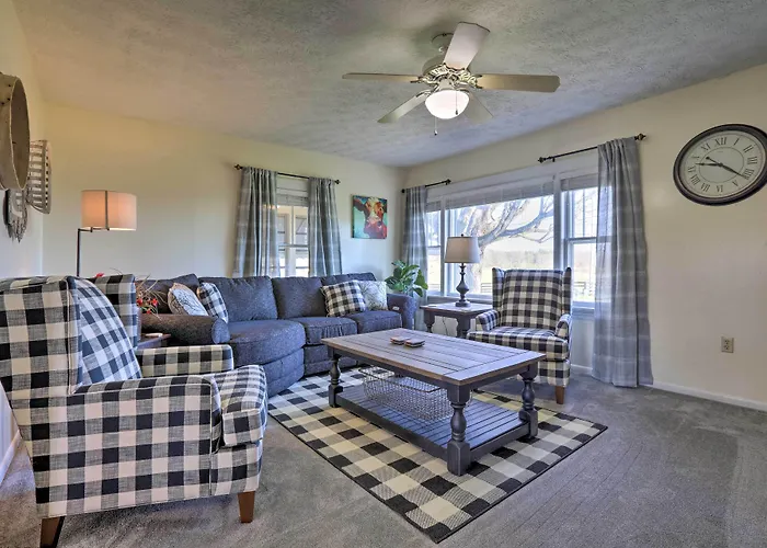 Charming East Bernstadt Retreat < 6 Acre Farm!