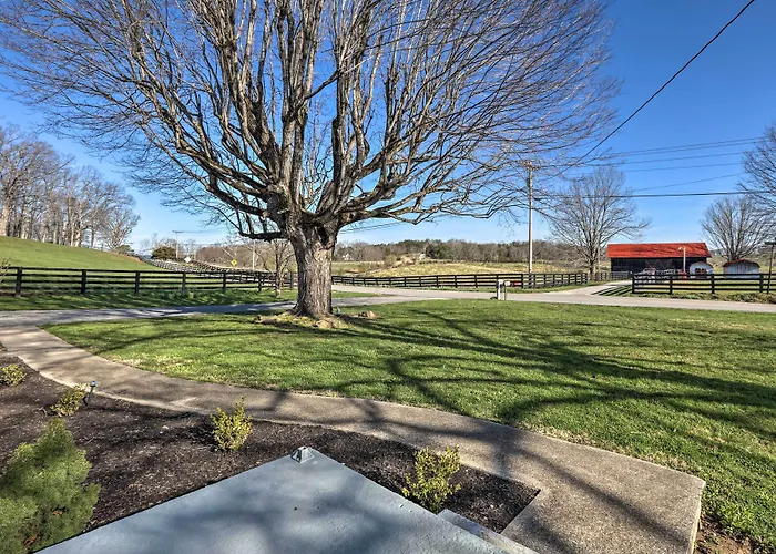 Charming East Bernstadt Retreat < 6 Acre Farm!