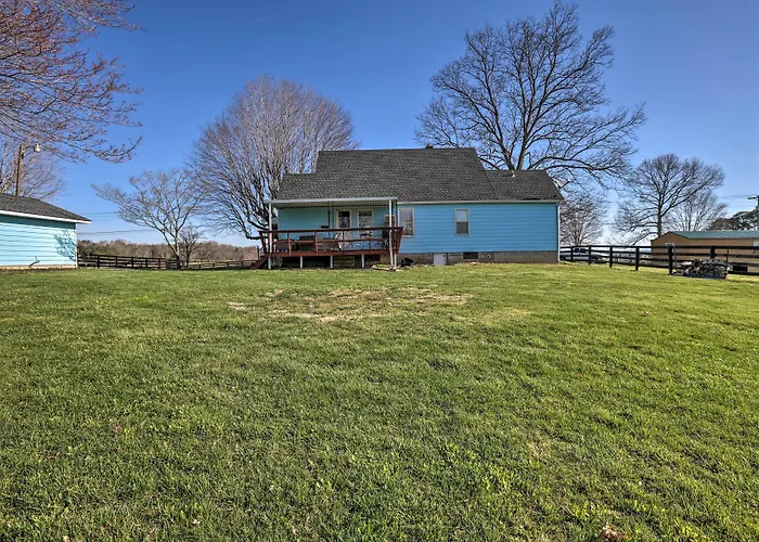 Charming East Bernstadt Retreat < 6 Acre Farm!