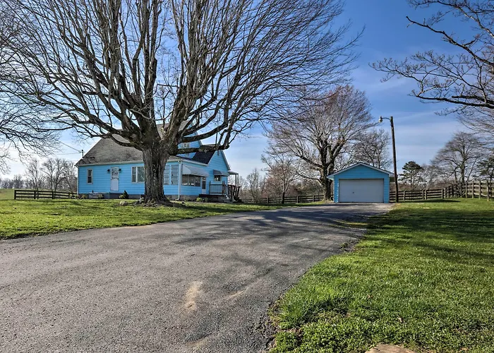 Charming East Bernstadt Retreat < 6 Acre Farm!