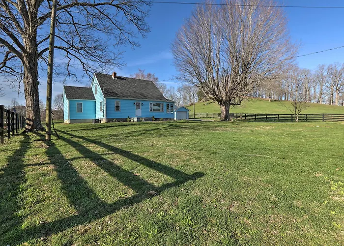 Charming East Bernstadt Retreat < 6 Acre Farm!