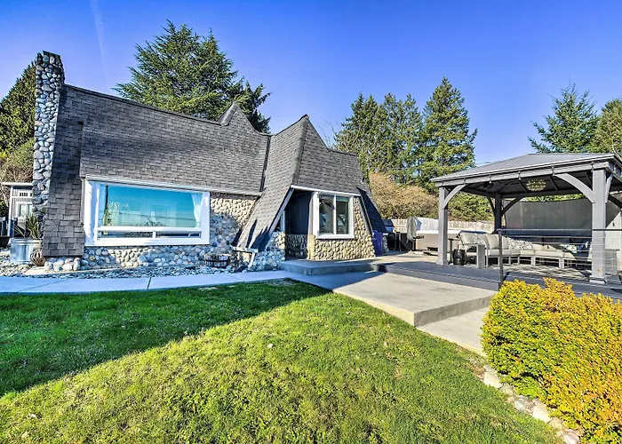 Puget Sound Cabin With Hot Tub And Water Views!
