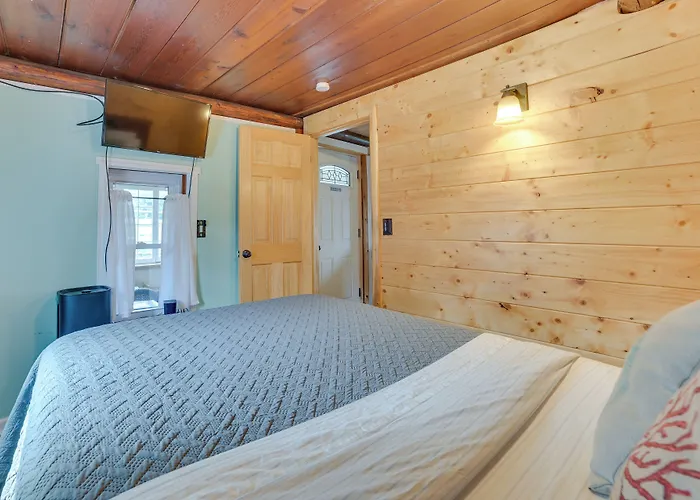 Cozy Houghton Lake Vacation Rental W/ Fireplace!