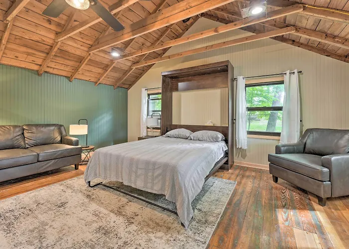 Cassopolis 'The Cabin' Retreat: Lake Access!