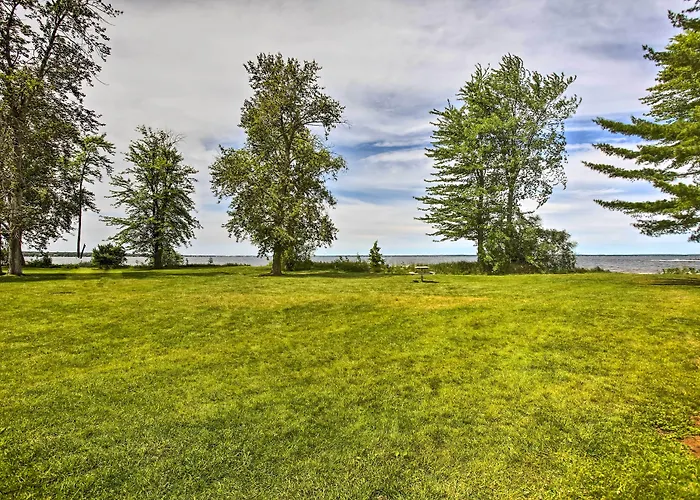 Cozy Houghton Lake Vacation Rental W/ Fireplace!