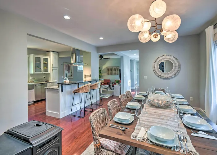 Walk To Lake & Downtown: Hot Tub And Game Room