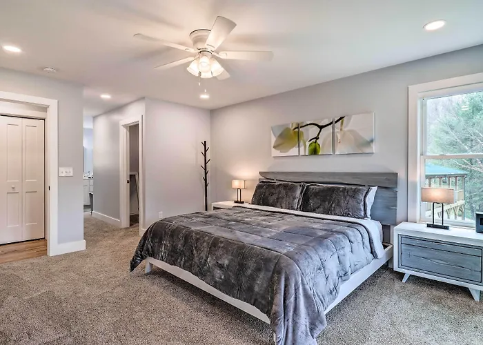 Waynesville Smart Cabin W/ Hot Tub & Views!