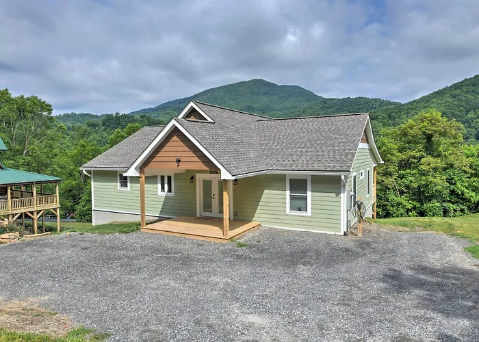 Waynesville Smart Cabin W/ Hot Tub & Views!