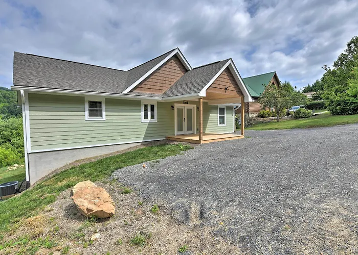 Waynesville Smart Cabin W/ Hot Tub & Views!