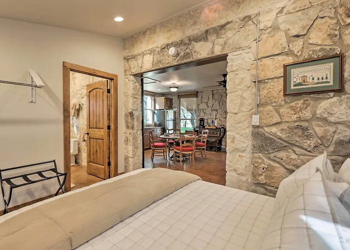 Blanco Riverfront Historic Home, 3 Mi To Downtown!