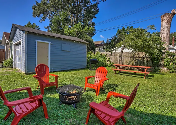 Lorain Lake Cottage < 1 Mi To Lake Erie Fun!