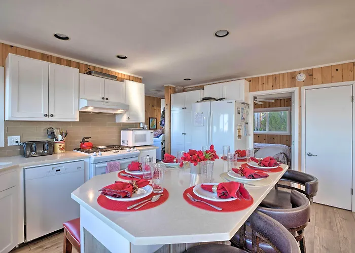 Exquisite Oceanside House W/ Pacific Views & Deck!