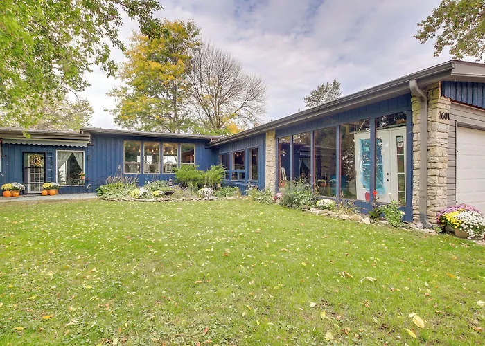 Spacious Waterfront Retreat Near Uw-Green Bay