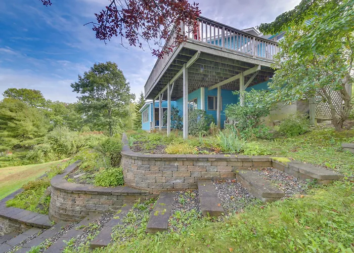 Charming Retreat W/ Deck ~ 4 Mi From Casco Bay!