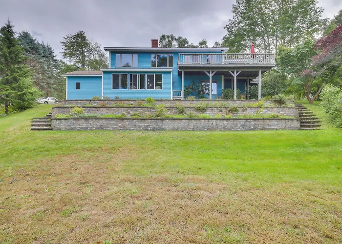 Charming Retreat W/ Deck ~ 4 Mi From Casco Bay!