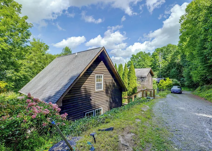 Cozy Boone Cabin W/ Deck: Close To Downtown!
