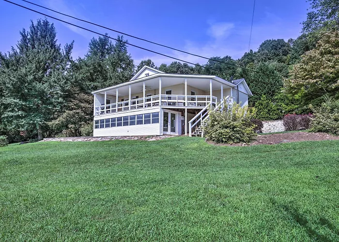Pet-Friendly Waterfront Hayesville Cottage!