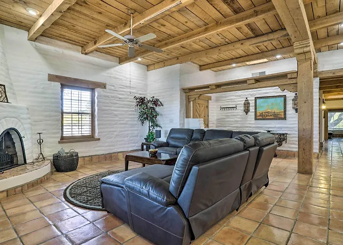 Las Cruces Home 'La Casa Blanca' W/ Courtyard