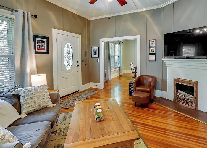 Quaint Anderson Home W/ Sunroom, Walk To Downtown!