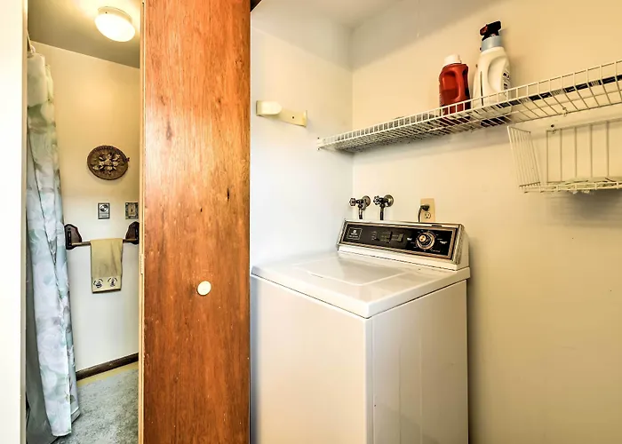 Breezy Ship Bottom House W/ Yard + Beach Access!
