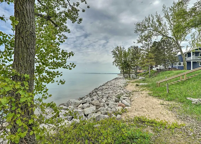 Lakefront Cottage Near Wineries + State Parks!