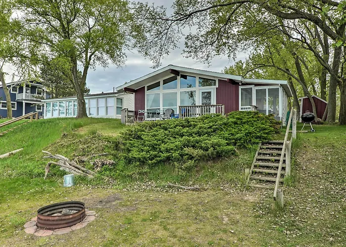 Lakefront Cottage Near Wineries + State Parks!