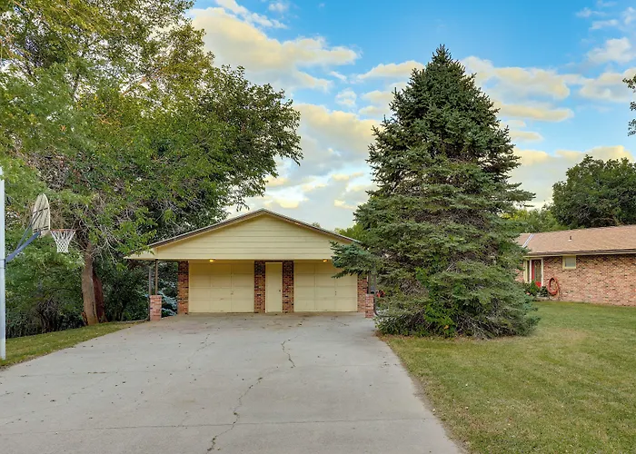 Fort Calhoun Home W/ Screened Porch + Playground!