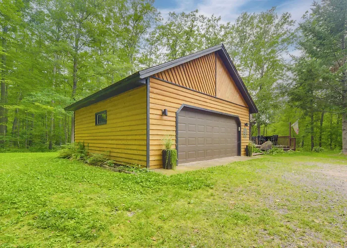 Cozy Wisconsin Cabin W/ Deck, Kayaks & Lake Views!