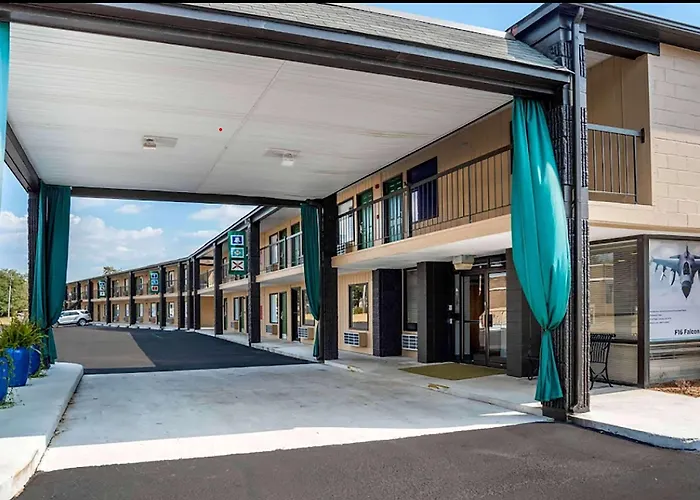 Super 8 By Wyndham Daleville-Fort Novosel