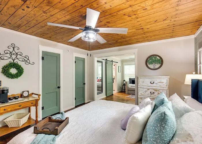 Lindale Vacation Rental W/ Deck & Grill!