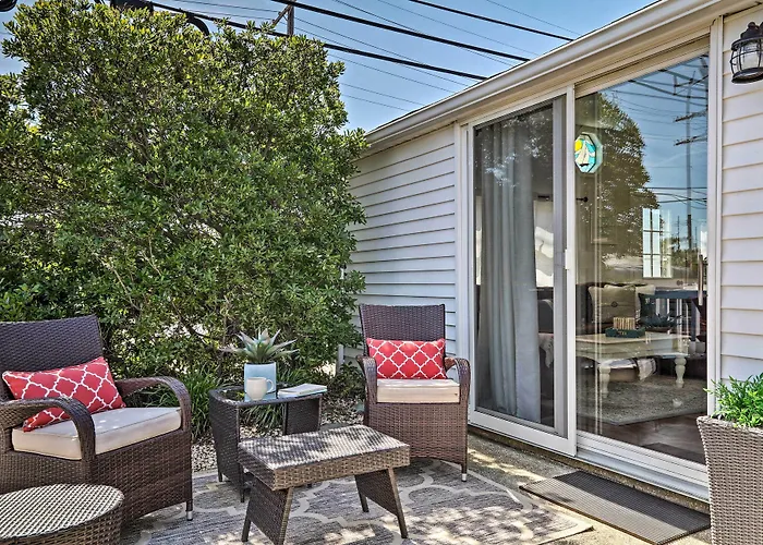 Beachy Lavallette Cottage W/ Outdoor Shower, Patio