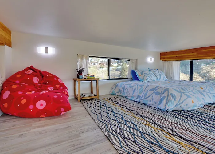 Luxe, Modern Studio W/ Sweeping City Views!