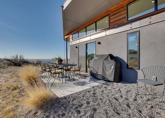 Luxe, Modern Studio W/ Sweeping City Views!